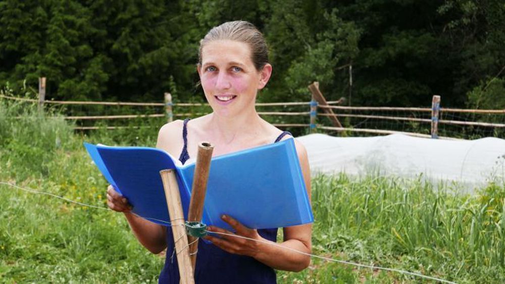 Claire répète ses chansons en travaillant au champ ou en se promenant dans la forêt. © Raphaelle Saint-Pierre